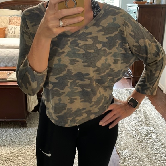 Tresics 1/2 Sleeve Cropped Camo V-Neck Tee Size M - Picture 3 of 8